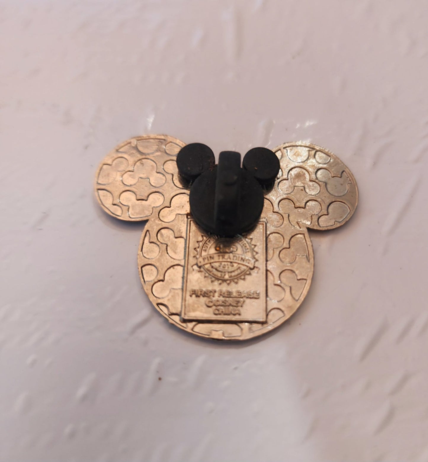 Disney Trading Pin - World Mickey Mouse Head Earth 2010 - I Bought a Yard Sale