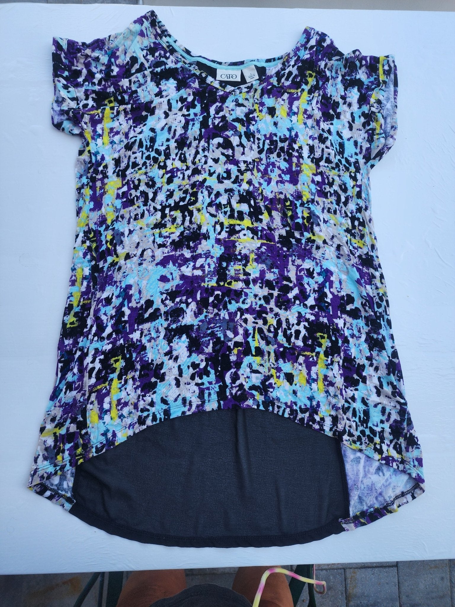 Cato Abstract Print v - neck Top - Women's Size Small - Excellent Condition! - I Bought a Yard Sale