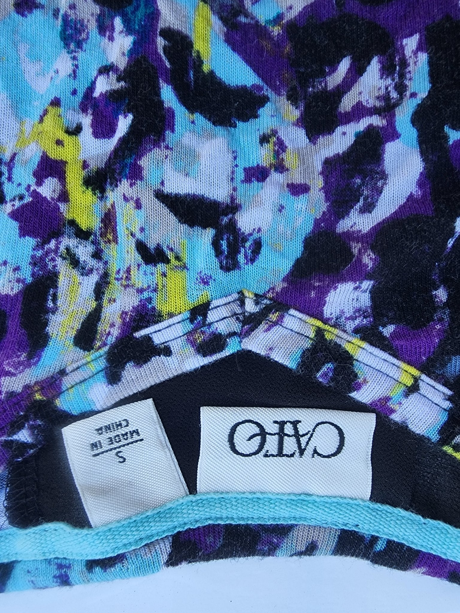 Cato Abstract Print v - neck Top - Women's Size Small - Excellent Condition! - I Bought a Yard Sale
