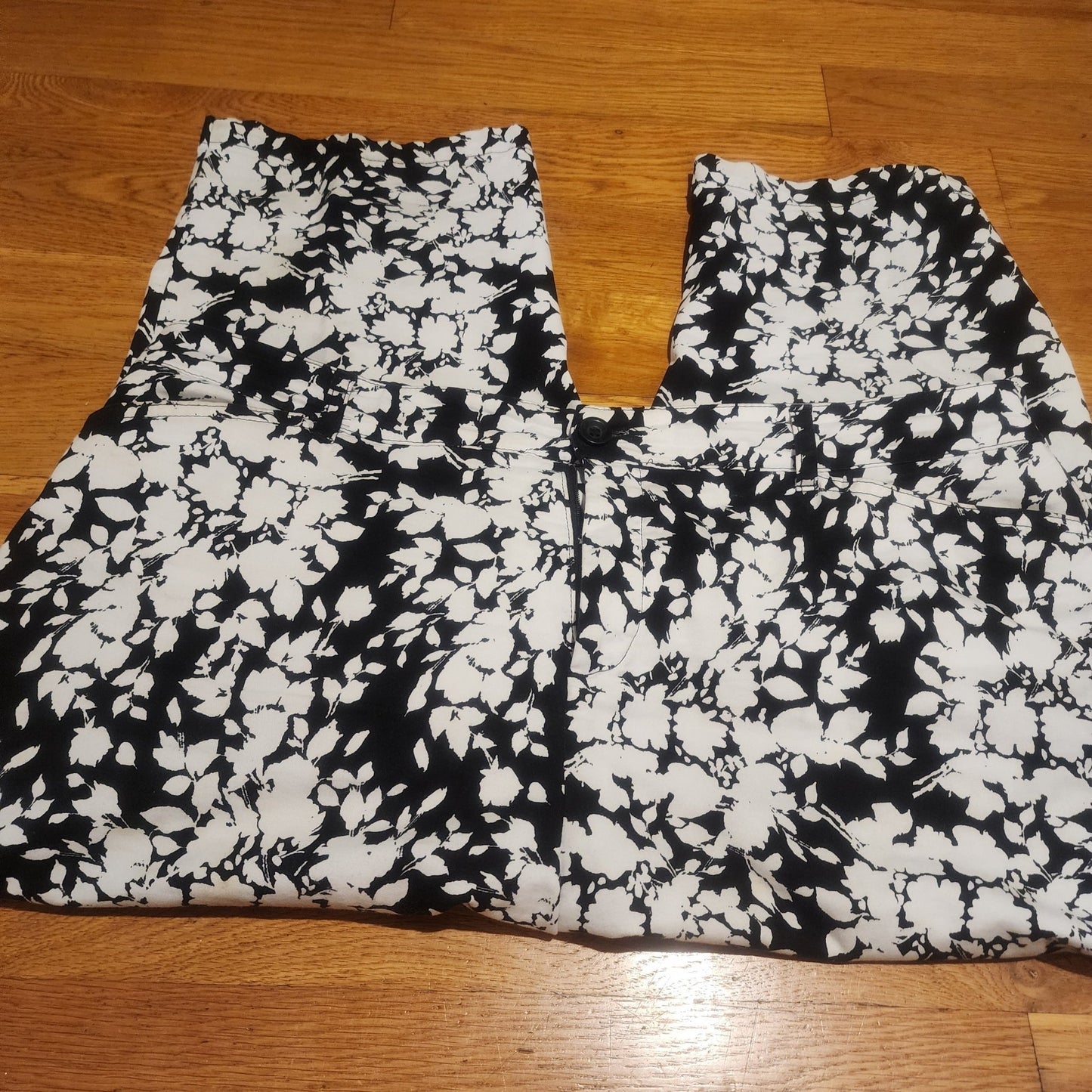 Croft & Barrow black and white floral Capris size 18 - I Bought a Yard Sale