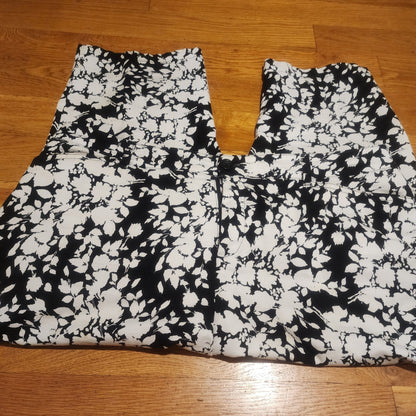 Croft & Barrow black and white floral Capris size 18 - I Bought a Yard Sale