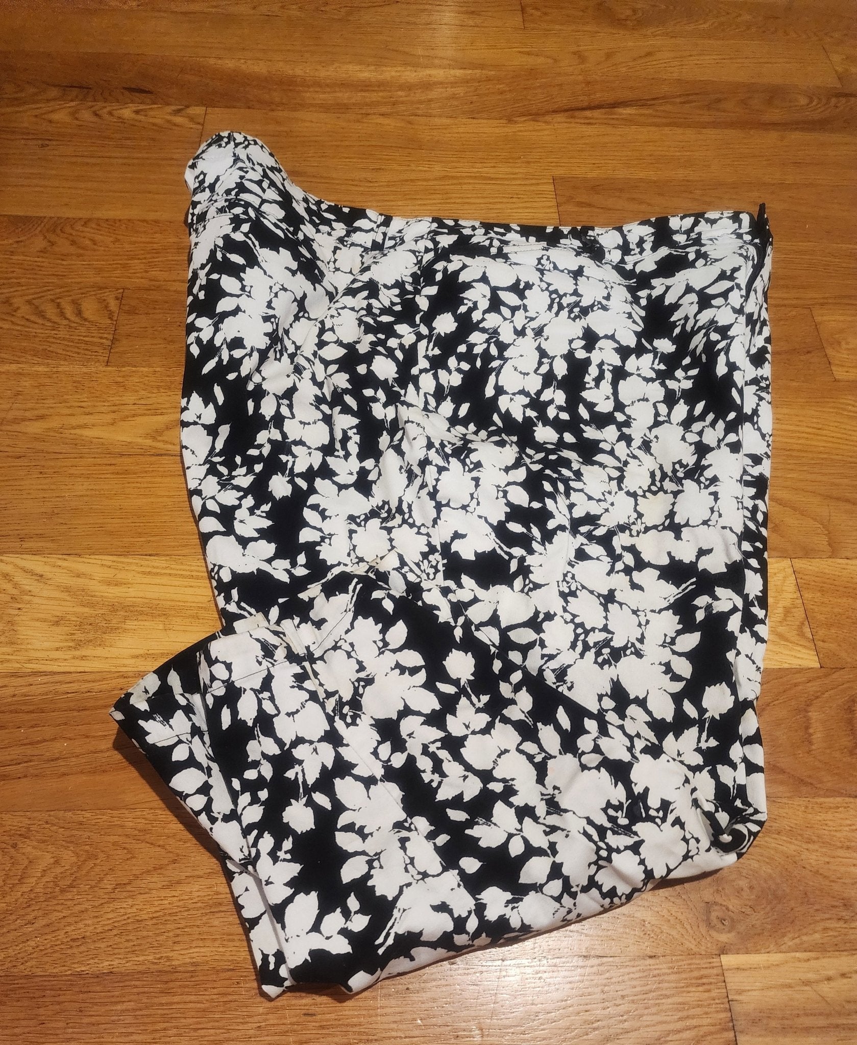 Croft & Barrow black and white floral Capris size 18 - I Bought a Yard Sale