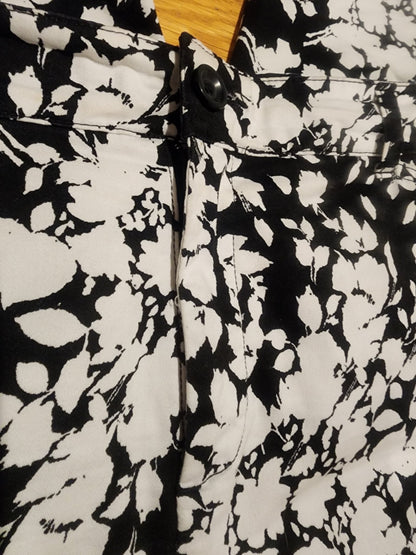 Croft & Barrow black and white floral Capris size 18 - I Bought a Yard Sale