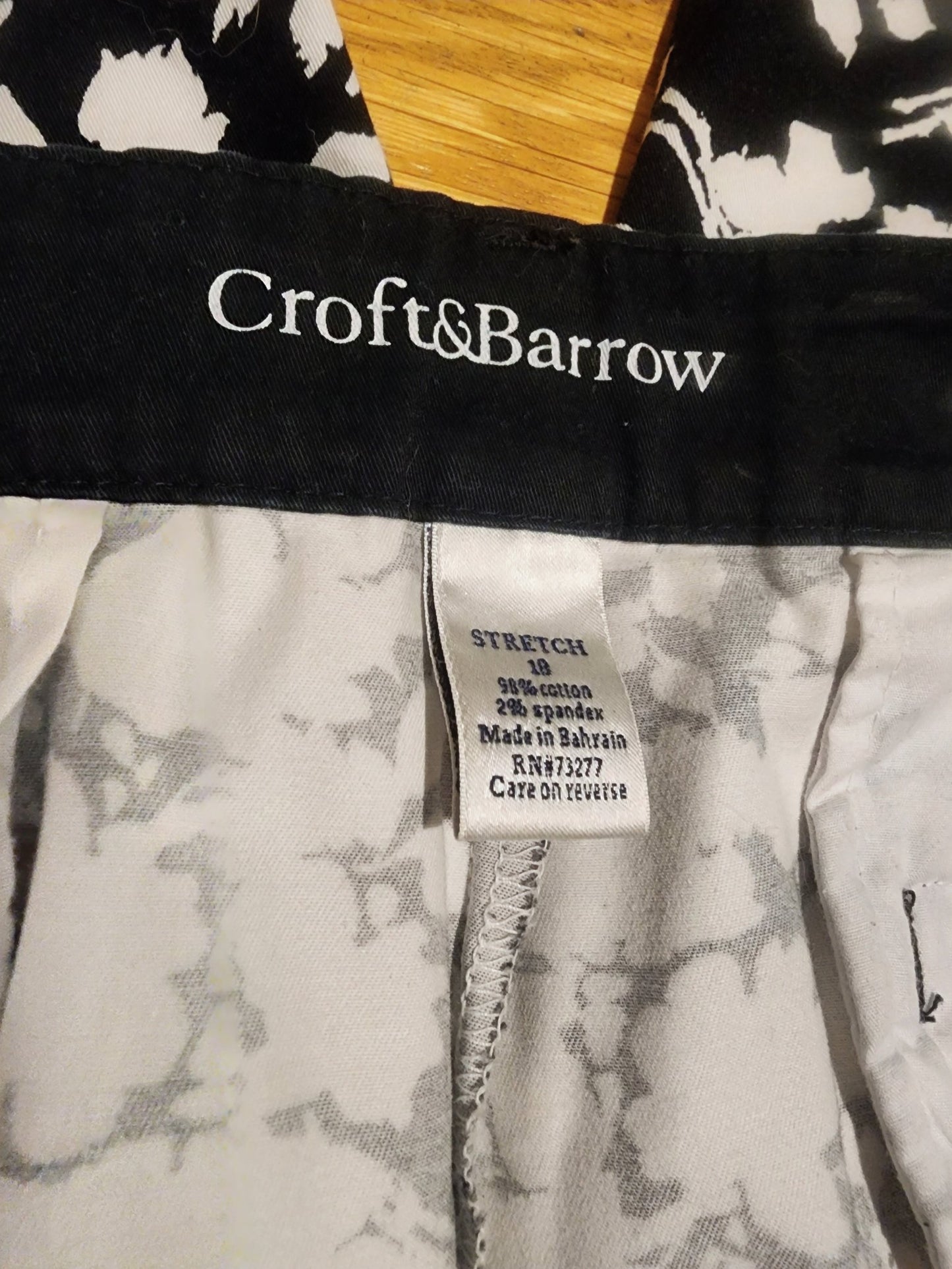 Croft & Barrow black and white floral Capris size 18 - I Bought a Yard Sale