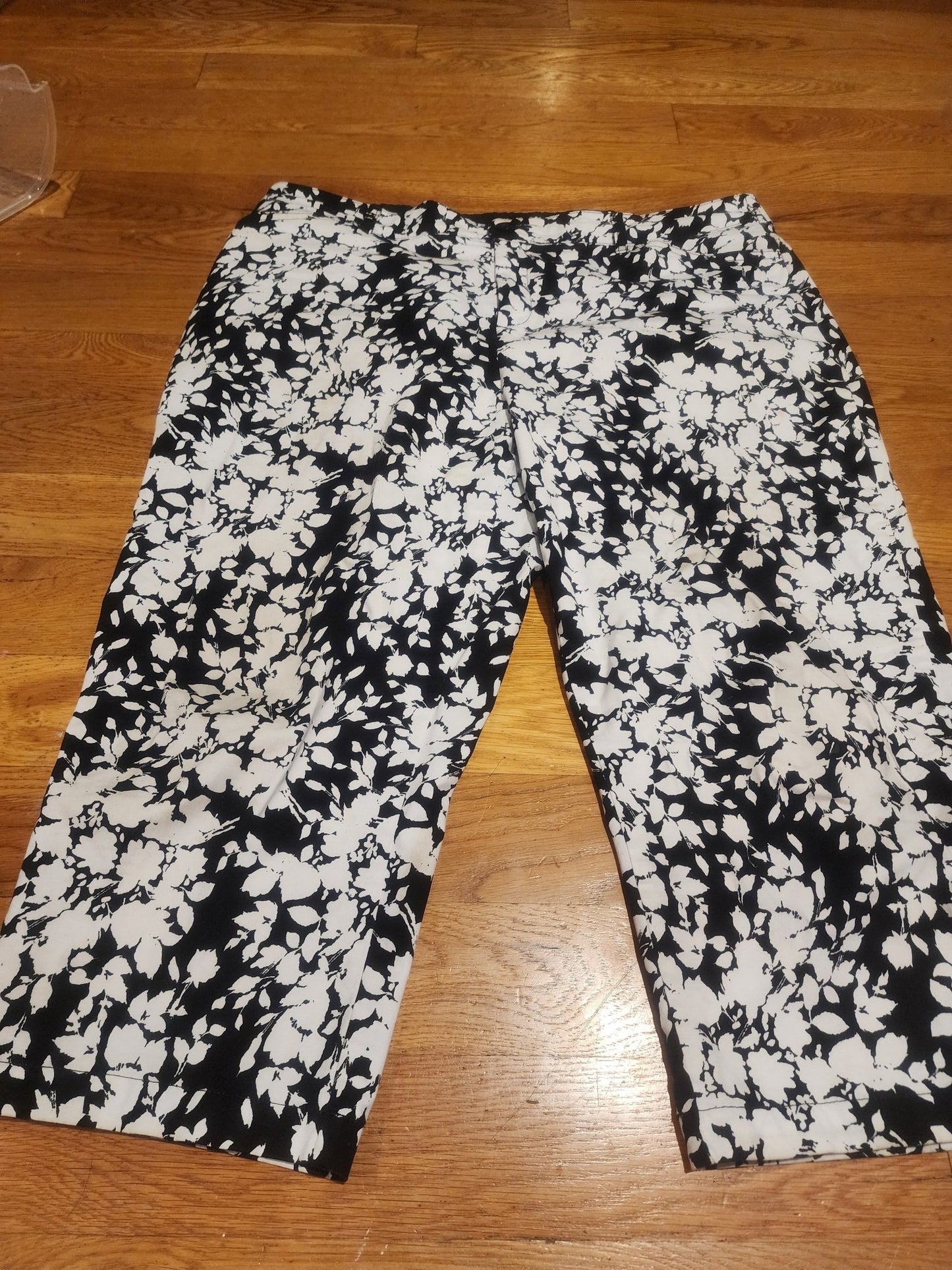 Croft & Barrow black and white floral Capris size 18 - I Bought a Yard Sale