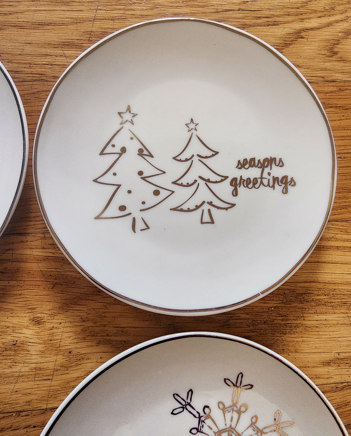 Four American Atelier holiday-themed dessert plates. Christmas