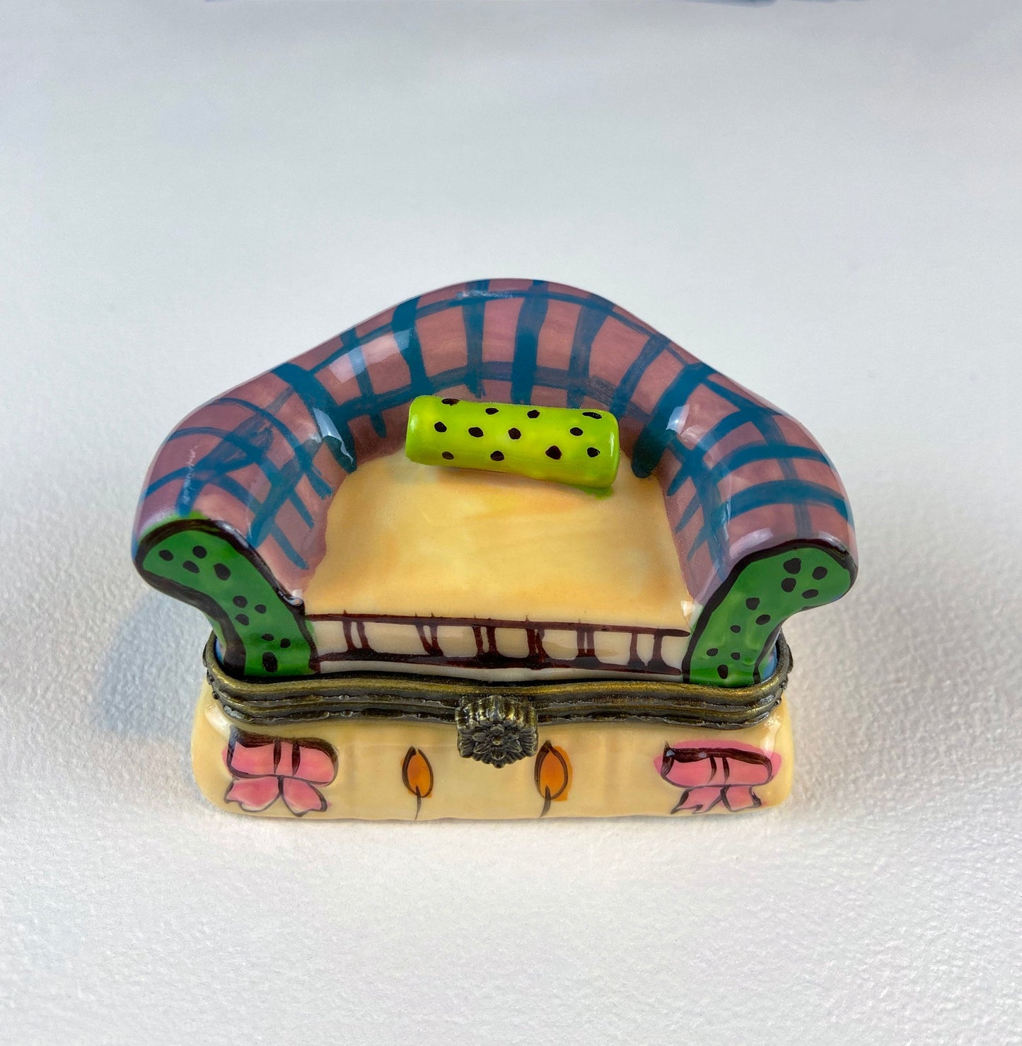 Sweet Bread Collectible Porcelain Limoges Box. Miniature Hand Painted Pill, Trinket or Ring Box. Knife Closure. Gift for Mom, Grandma Baker. - I Bought a Yard Sale