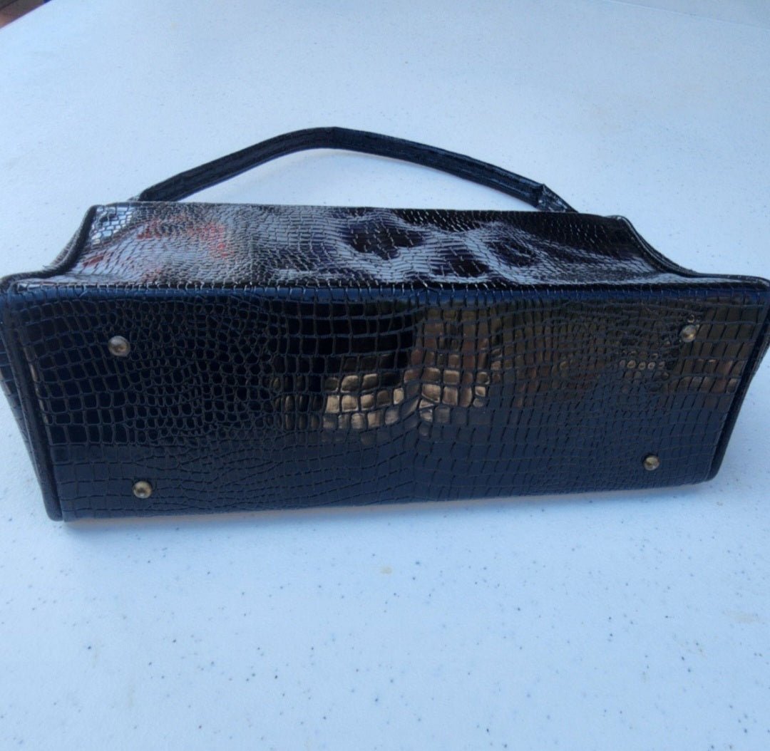 Vintage Dover Leather Handbag. Snap closure, Inside zippered compartment - I Bought a Yard Sale