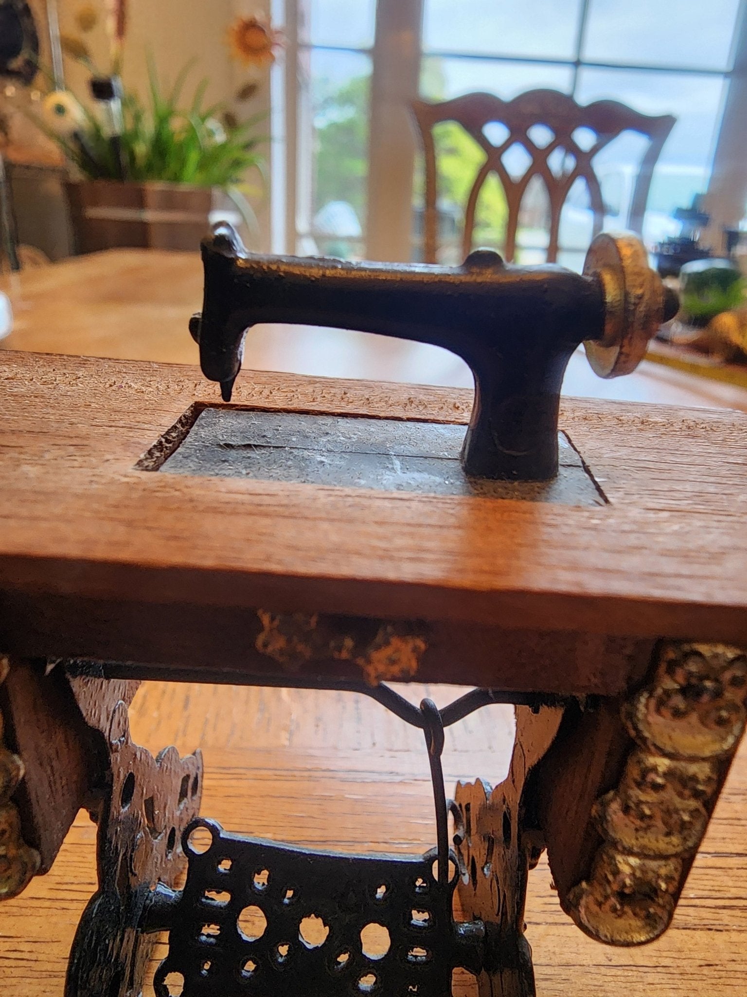Vintage miniature sewing machine & cabinet - I Bought a Yard Sale