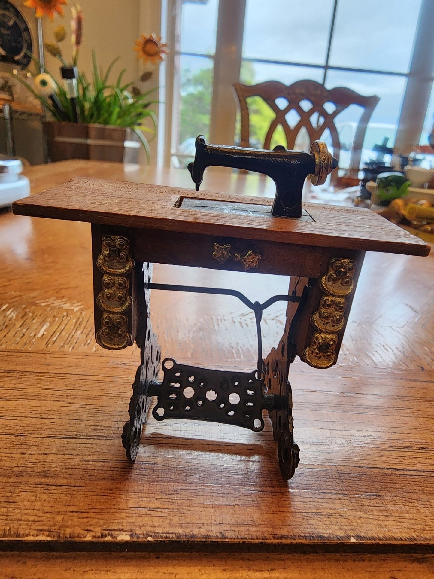 Vintage miniature sewing machine & cabinet - I Bought a Yard Sale