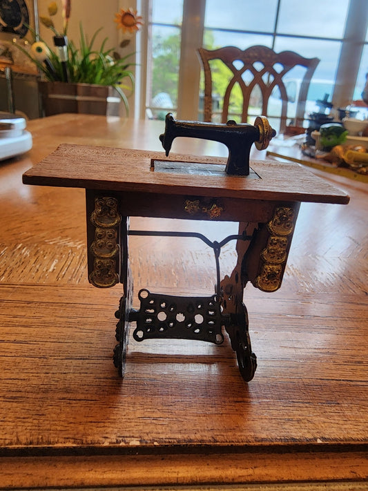 Vintage miniature sewing machine & cabinet - I Bought a Yard Sale