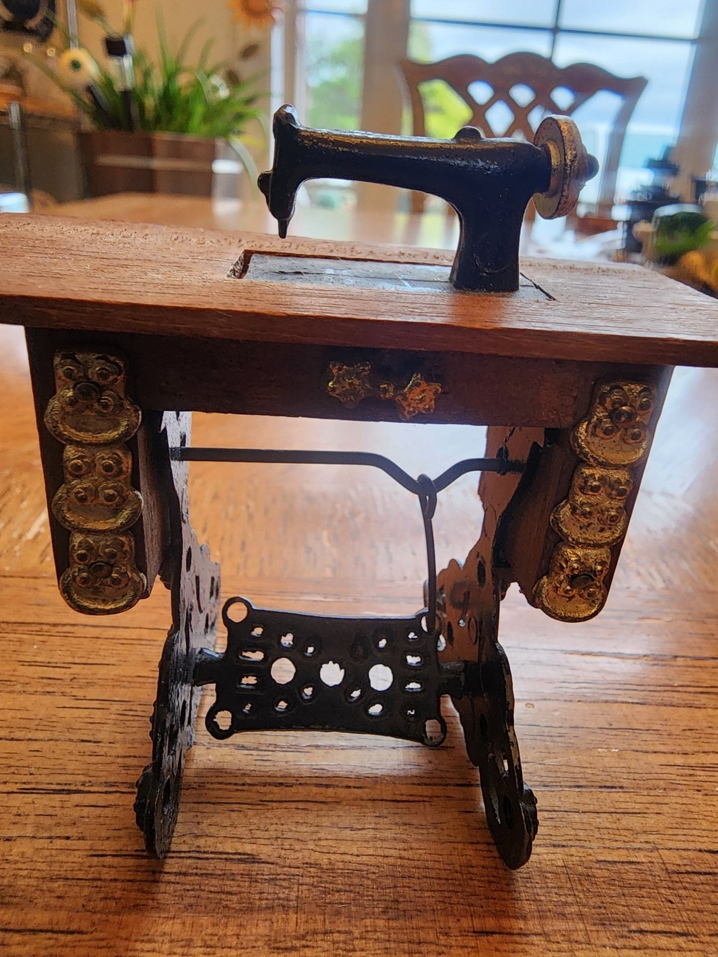 Vintage miniature sewing machine & cabinet - I Bought a Yard Sale