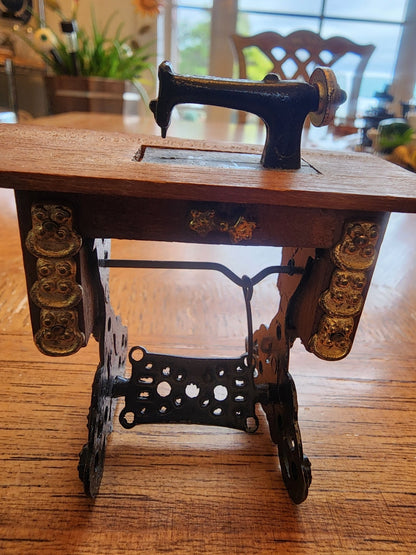 Vintage miniature sewing machine & cabinet - I Bought a Yard Sale