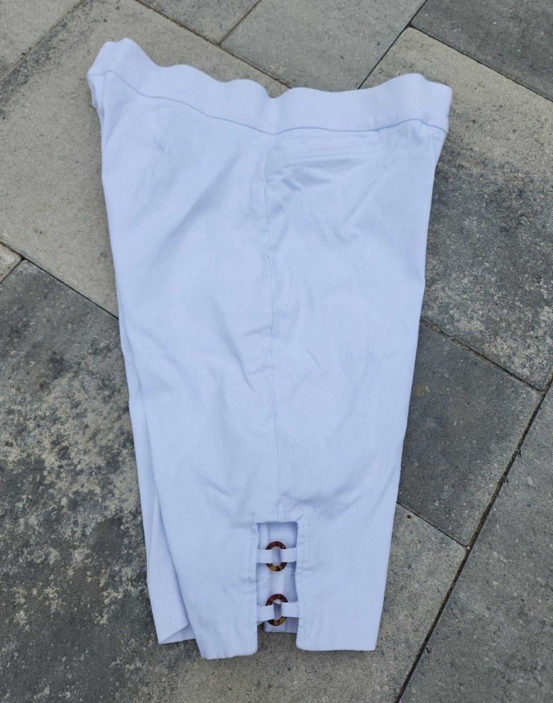 Women's 89th & Madison White Capris Medium - I Bought a Yard Sale