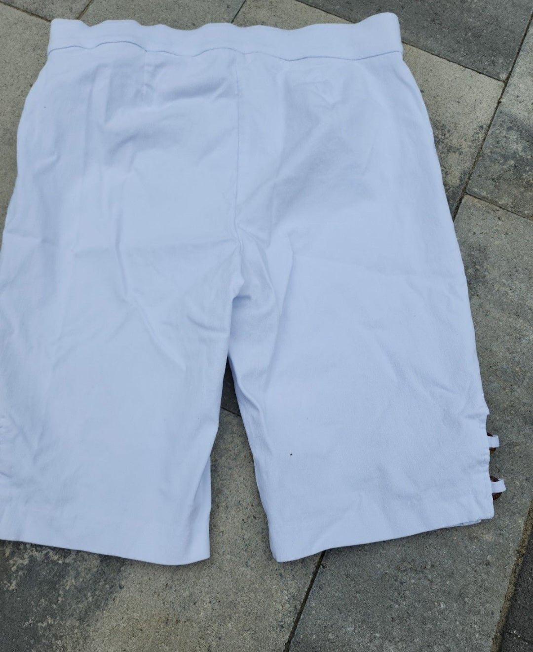 Women's 89th & Madison White Capris Medium - I Bought a Yard Sale