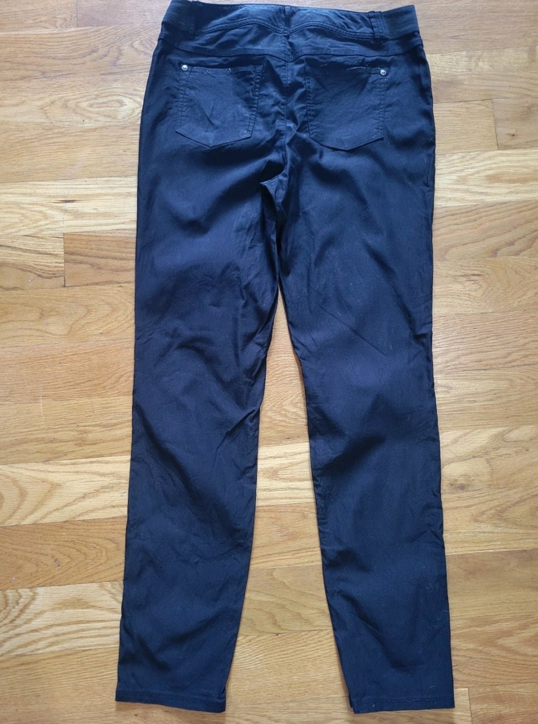 Women's Vera Wang skinny Mid rise pants Black size M waist measurement 32" inseam is 29" - I Bought a Yard Sale